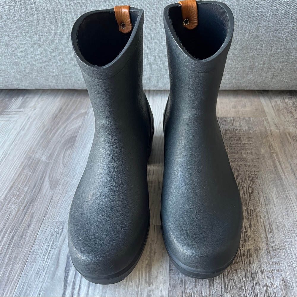 Aigle black rubber waterproof heeled rainboots Womens SZ 35/US 5